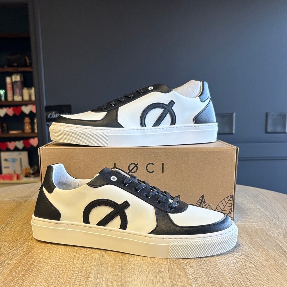 LØCI - Seven Maize Classic Low-Top Sneakers Black/White